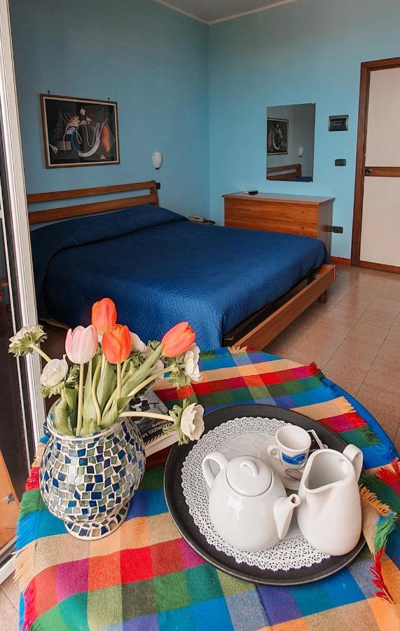 Hotel Mediterraneo Джовинацо Екстериор снимка