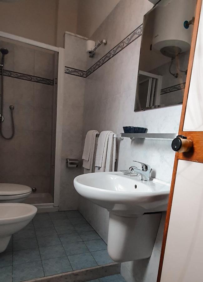 Hotel Mediterraneo Джовинацо Екстериор снимка